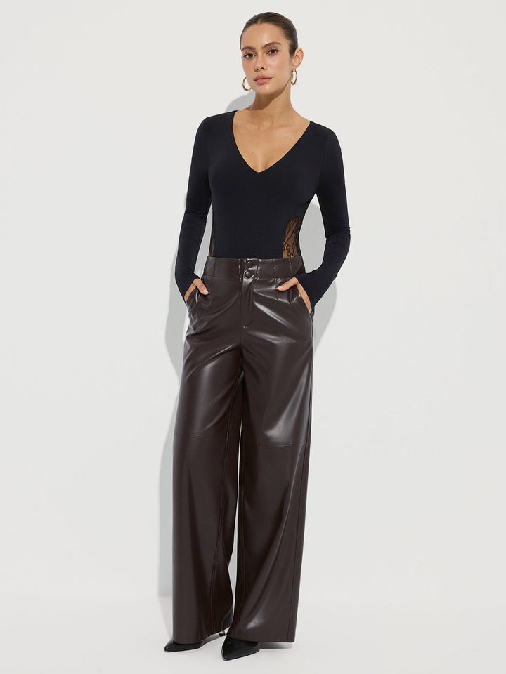 Body bez stanika z głębokim dekoltem w szpic i koronkowymi wstawkami