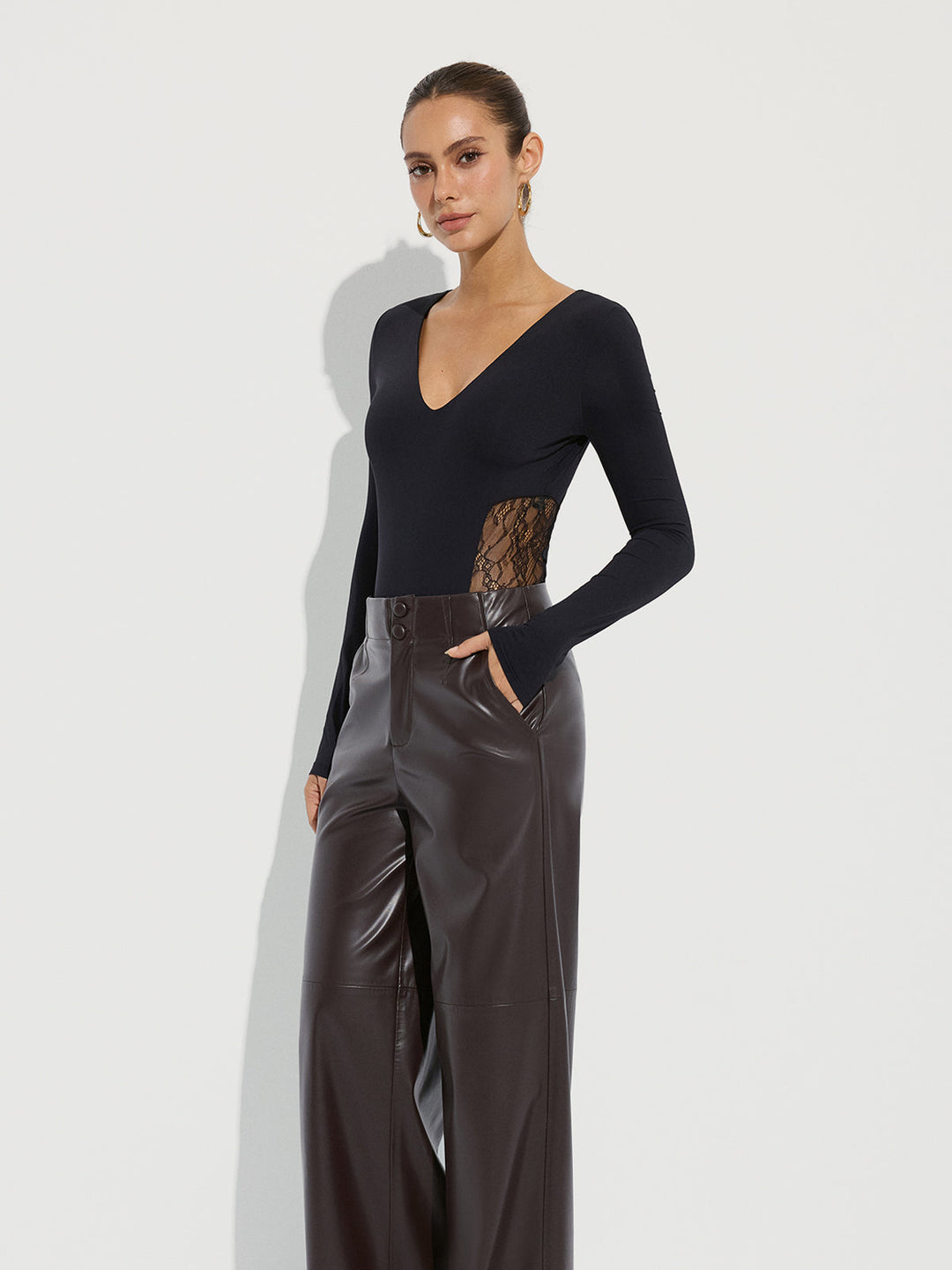 Body bez stanika z głębokim dekoltem w szpic i koronkowymi wstawkami